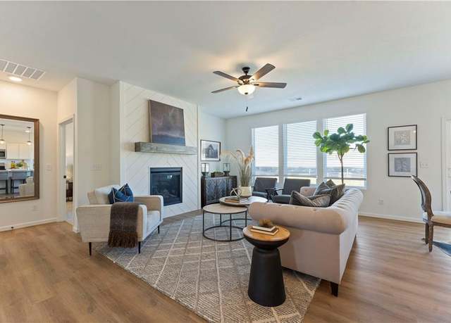 Property at 27101 E Oak View Dr, Lee's Summit, MO 64086, 3 beds, 2 baths