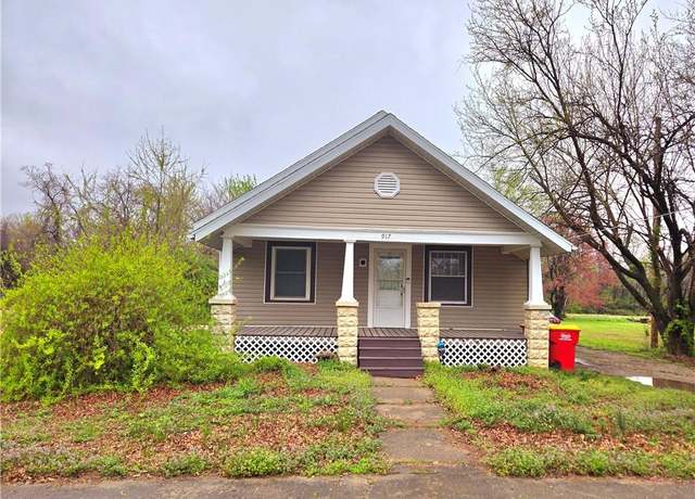Property at 917-919 E Washington St, Pittsburg, KS 66762, 3 beds, 2 baths