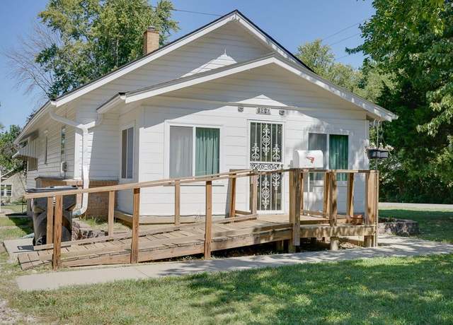 Property at 1040 Stone Ave, Independence, MO 64055, 2 beds, 2 baths