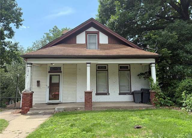 Property at 1014 S 12th St, St Joseph, MO 64503, 4 beds, 2 baths