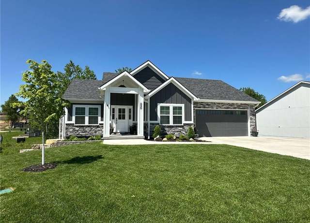 Property at 546 N Oakwood Ln, Tonganoxie, KS 66086, 5 beds, 3 baths
