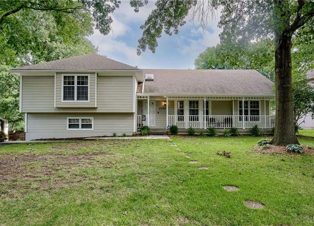 Property at 1700 SE 7th Ter, Lee's Summit, MO 64063, 4 beds, 2.5 baths