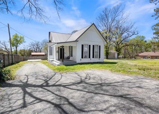 Property at 513 W Jefferson St, Warsaw, MO 65355, 3 beds, 2 baths