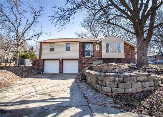 Property at 925 NW Canterbury Ct, Blue Springs, MO 64015, 4 beds, 2 baths
