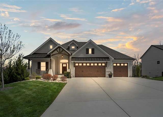 Property at 6 Black Hawk Dr, Lake Winnebago, MO 64034, 4 beds, 3 baths