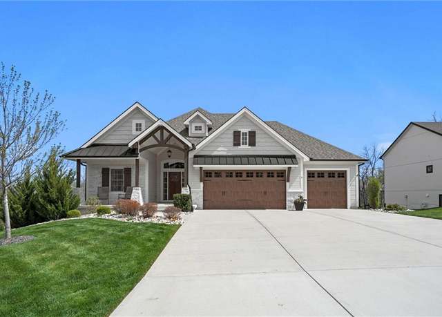 Property at 6 Black Hawk Dr, Lake Winnebago, MO 64034, 4 beds, 3 baths