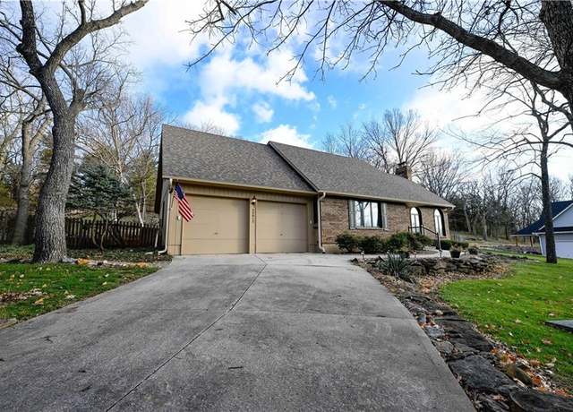 Property at 22812 E Bradford Ln, Blue Springs, MO 64015, 4 beds, 2.5 baths