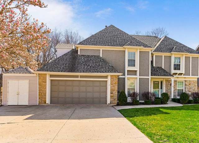 Property at 4417 NW Wildwood Dr, Gladstone, MO 64116, 4 beds, 3.5 baths