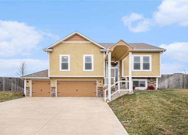Property at 1014 SW Whitetail Dr, Oak Grove, MO 64075, 4 beds, 3 baths