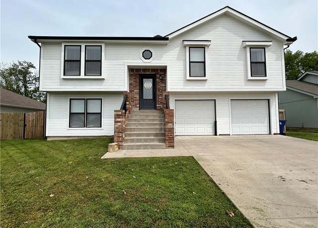 Property at 110 E John St, Coffeyville, KS 67337, 3 beds, 2.5 baths