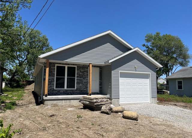 Property at 449 E Market St, Warrensburg, MO 64093, 3 beds, 2 baths