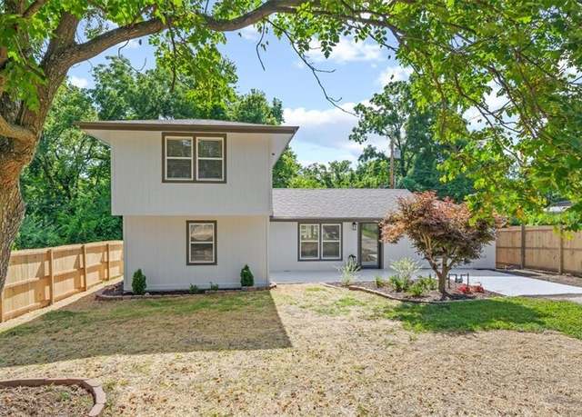Property at 1109 S Woodbury St, Independence, MO 64050, 4 beds, 3 baths