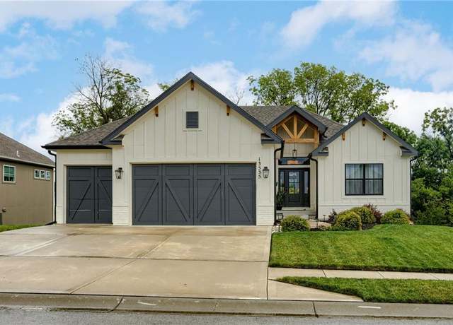 Property at 13535 Terrace Park Dr, Parkville, MO 64152, 4 beds, 3 baths