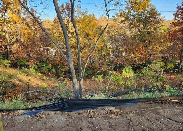 Property at 8140 Westlake Dr, Parkville, MO 64152