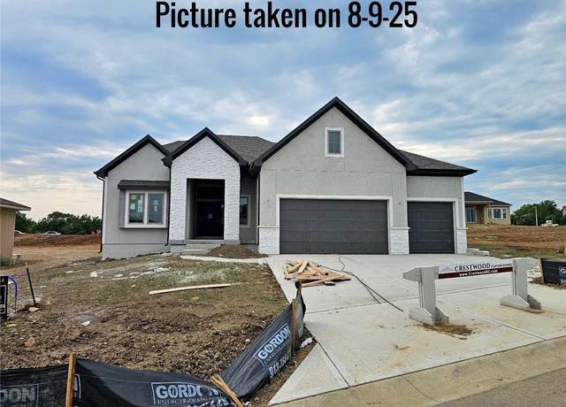 Property at 11236 S Sunray Dr, Olathe, KS 66061, 4 beds, 3 baths