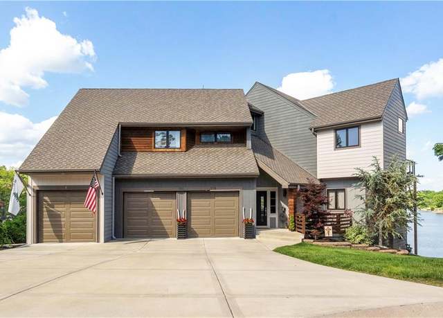Property at 218 NW Locust St, Lee's Summit, MO 64064, 5 beds, 3.5 baths