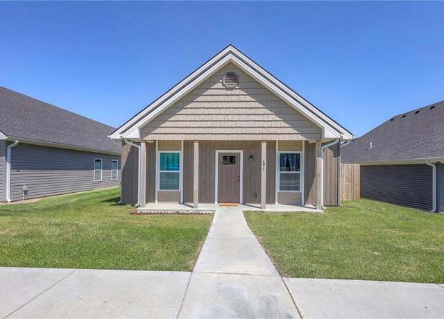 Property at 4817 S Creekwood Dr, St Joseph, MO 64507, 3 beds, 2 baths
