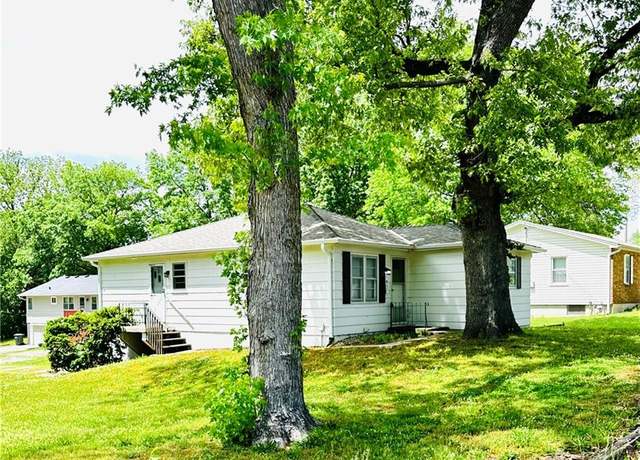 Property at 1804 Garland St, Leavenworth, KS 66048, 3 beds, 1.5 baths