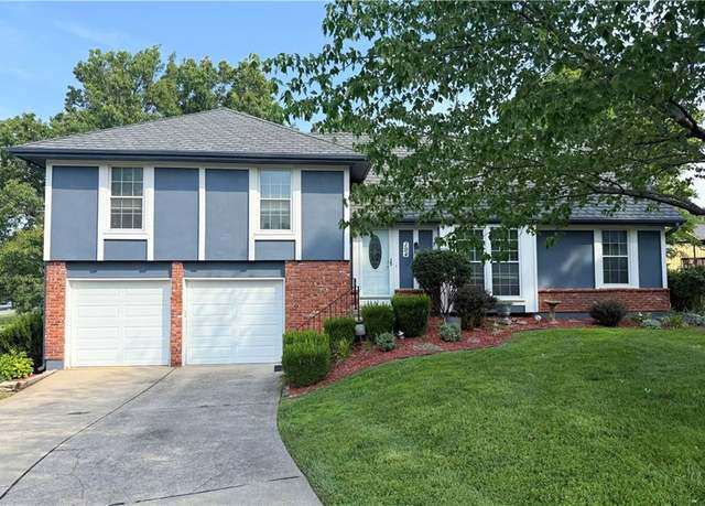 Property at 194 NE Beechwood Ct, Lee's Summit, MO 64064, 4 beds, 2 baths