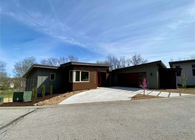 Property at 10600 Chateau Ln, Parkville, MO 64152, 4 beds, 3.5 baths