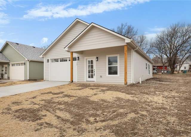 Property at 900 Chestnut St, Osawatomie, KS 66064, 3 beds, 2 baths