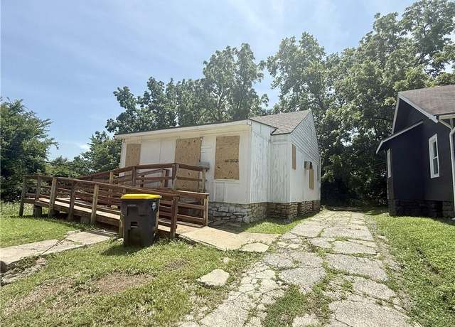 Property at 3005 E 52nd St, Kansas City, MO 64130, 2 beds, 1 bath