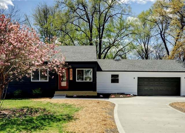 Property at 507 NW Holly Ln, Lee's Summit, MO 64086, 4 beds, 2 baths