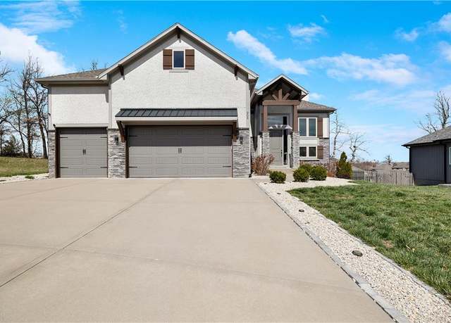 Property at 905 SE Wood Ridge Ct, Blue Springs, MO 64014, 3 beds, 3 baths