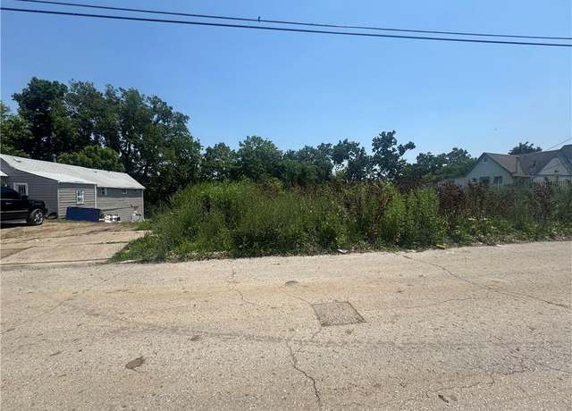 Property at 821 Ewing Ave, Kansas City, MO 64125