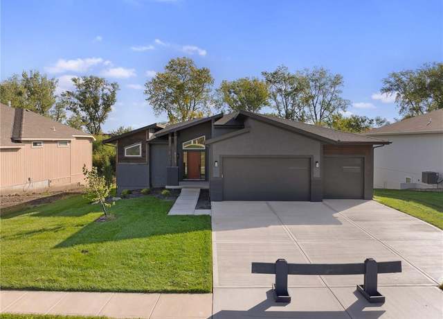 Property at 8973 Shady Bend Rd, Lenexa, KS 66227, 4 beds, 3 baths