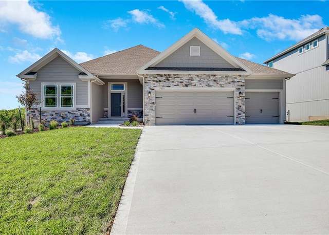 Property at 7015 NE 103rd St, Kansas City, MO 64156, 4 beds, 3 baths