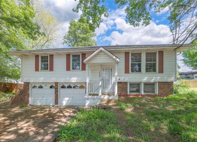 Property at 1500 Blueberry Dr, Harrisonville, MO 64701, 3 beds, 2.5 baths