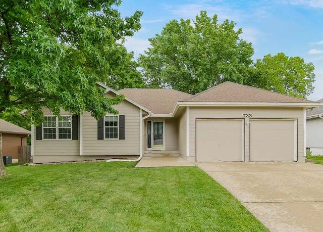 Property at 733 NE Colleen Dr, Lee's Summit, MO 64086, 3 beds, 2.5 baths