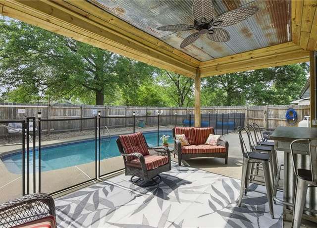 Property at 306 Lawson Dr, Warrensburg, MO 64093, 3 beds, 3 baths