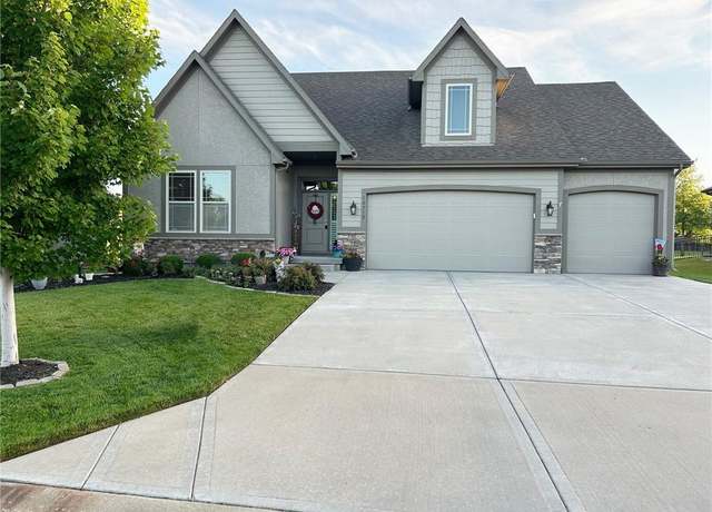 Property at 18512 W 194th St, Spring Hill, KS 66083, 4 beds, 3 baths