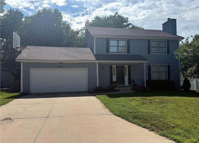Property at 14445 Brentwood Dr, Lenexa, KS 66215, 3 beds, 2.5 baths