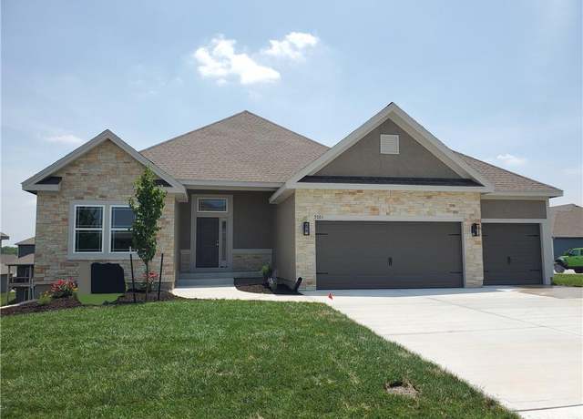 Property at 7001 NE 103rd St, Kansas City, MO 64156, 4 beds, 3 baths