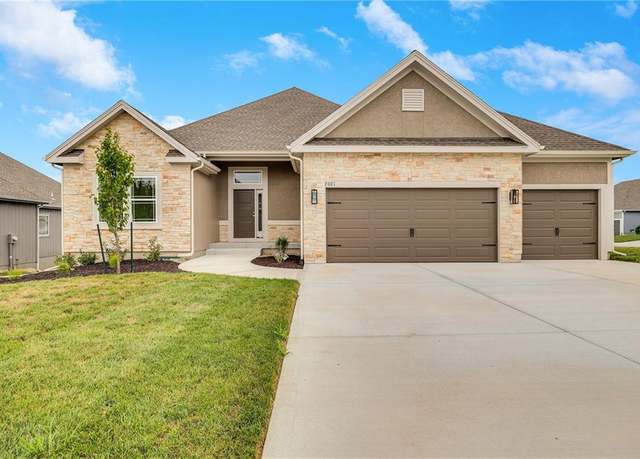 Property at 7001 NE 103rd St, Kansas City, MO 64156, 4 beds, 3 baths