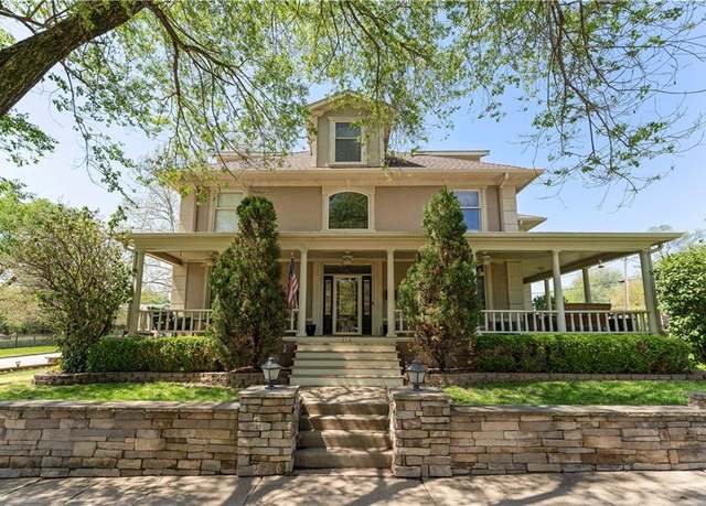 Property at 310 S Pearl St, Paola, KS 66071, 5 beds, 3.5 baths
