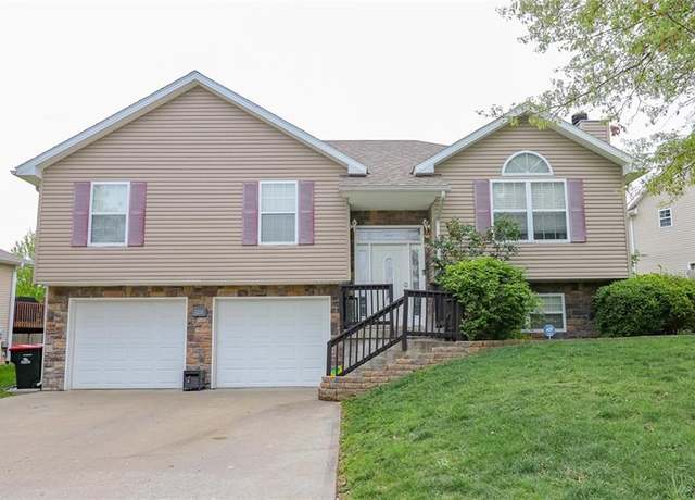 Property at 1215 Nottingham Dr, Warrensburg, MO 64093, 3 beds, 2.5 baths
