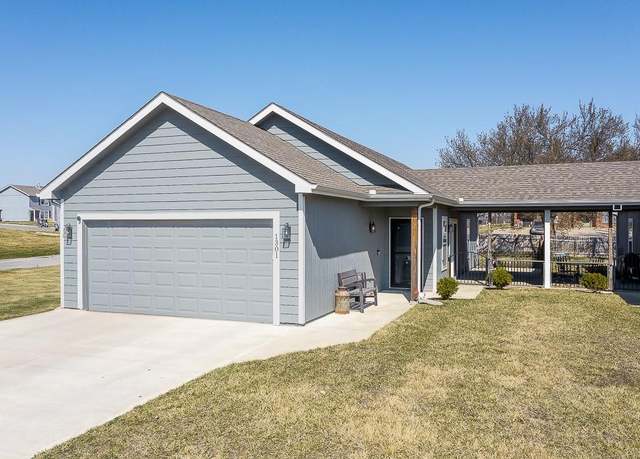 Property at 1301 E Joles Dr, Tonganoxie, KS 66086, 3 beds, 2 baths