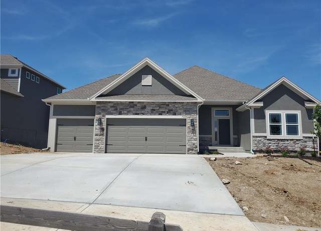 Property at 7008 NE 102nd Ct, Kansas City, MO 64156, 4 beds, 3 baths