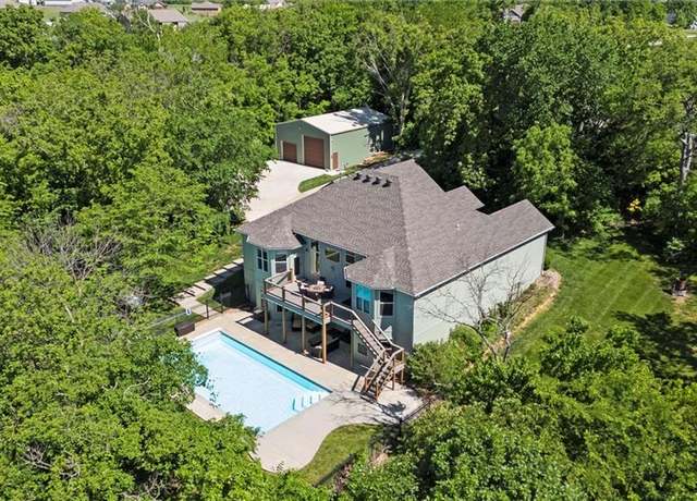 Property at 17105 Bo Cir, Tonganoxie, KS 66086, 4 beds, 4 baths