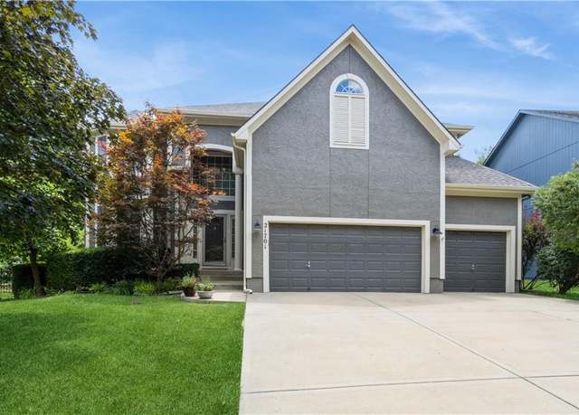 Property at 21701 W 100 St, Lenexa, KS 66220, 5 beds, 5 baths