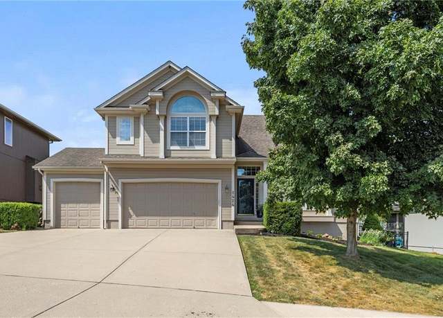 Property at 1424 NE Stonewood Dr, Lee's Summit, MO 64086, 4 beds, 3 baths