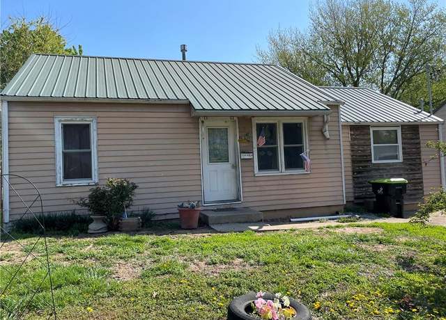 Property at 618 E Benton St, Windsor, MO 65360, 3 beds, 2 baths