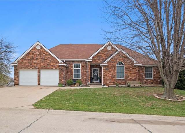 Property at 1704 Jayhawk Dr, Atchison, KS 66002, 4 beds, 3.5 baths