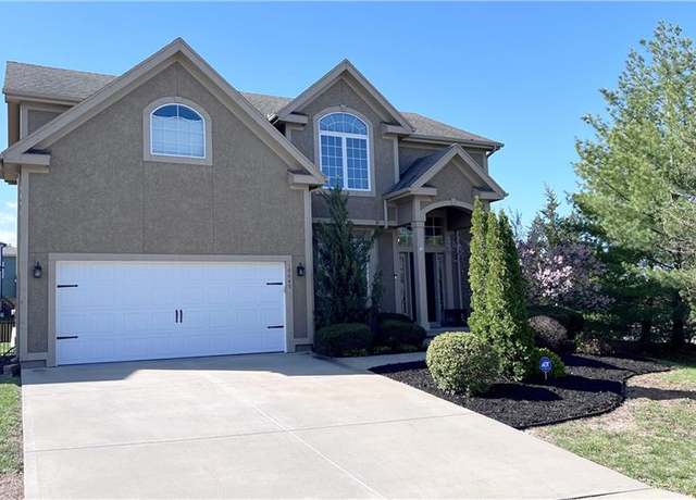 Property at 16645 W 172nd Ter, Olathe, KS 66062, 5 beds, 3.5 baths