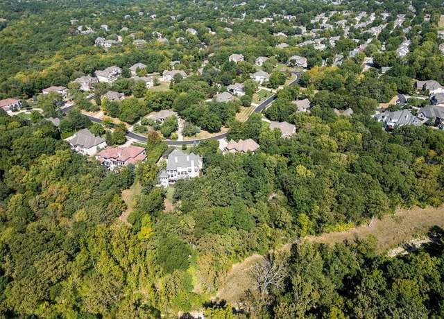 Property at 240 Whitlock Dr, Lee's Summit, MO 64081