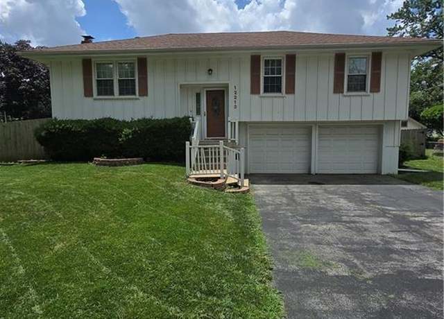Property at 12213 W 93rd St, Lenexa, KS 66215, 3 beds, 2.5 baths